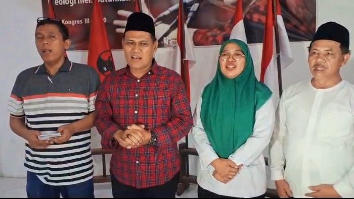 Paslon JADI bersama tim pemenangan usai menggelar konferensi pers di Gedung DPC PDIP Magetan, Rabu malam (28/11/2024).