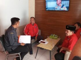 Sejumlah pengurus DPC PDIP Kabupaten Gresik mendatangi Bawaslu Gresik, Selasa (19/11/2024).