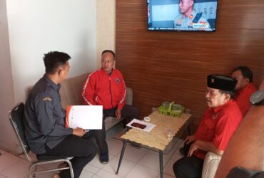 Sejumlah pengurus DPC PDIP Kabupaten Gresik mendatangi Bawaslu Gresik, Selasa (19/11/2024).