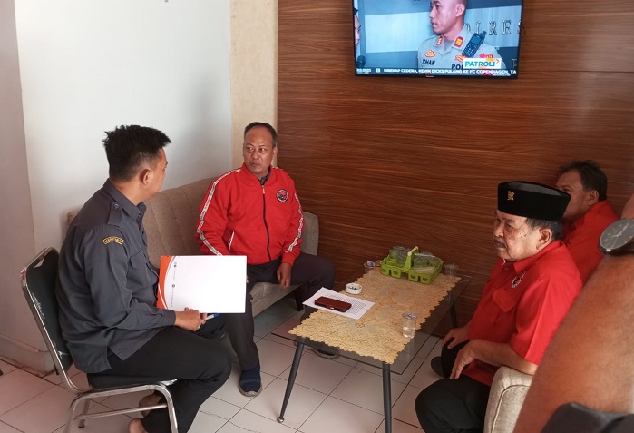 Sejumlah pengurus DPC PDIP Kabupaten Gresik mendatangi Bawaslu Gresik, Selasa (19/11/2024).