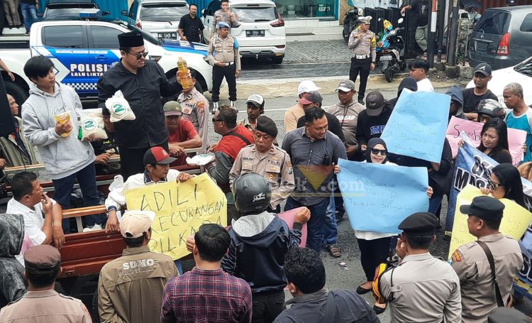 Massa Gerakan Masyarakat Peduli Demokrasi Kota Blitar menggelar aksi demo di depan Kantor Bawaslu Kota Blitar. (blok-a.com/Fajar)