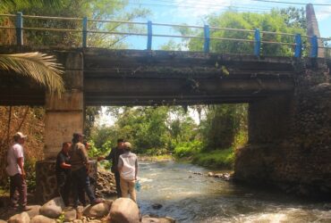 Anggota DPRD Banyuwangi fraksi PDI Perjuangan, Masrohan bersama warga saat melihat kondisi jembatan di Kecamatan Sempu. (istimewa)