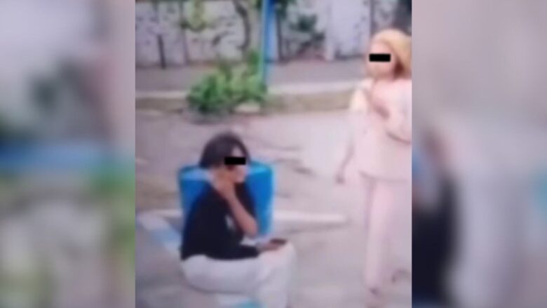 Tangkapan layar video perundungan di area GOR Tridarma, Petrokimia Gresik, Kecamatan Gresik, Kabupaten Gresik.(istimewa)