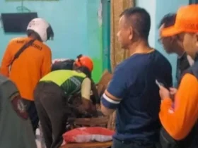 Tim SAR saat berada di rumah korban tenggelam (Andik Agus Mardiko/Blok-a.com)