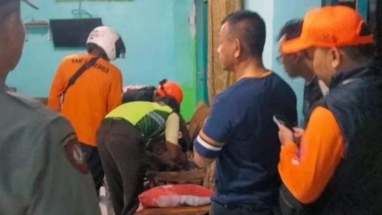 Tim SAR saat berada di rumah korban tenggelam (Andik Agus Mardiko/Blok-a.com)