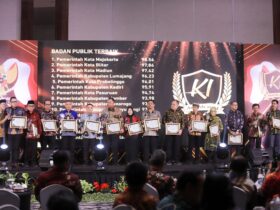 Pemkab Jember menerima piagam penghargaan terkait keterbukaan informasi publik, Rabu (13/11/2024) malam. (Foto: Diskominfo Jember untuk blok-a.com)