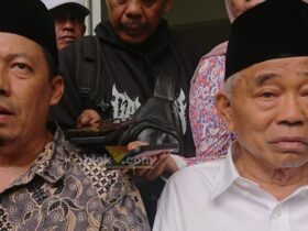 Kiai Asep bersama ketua tim pemenangan Mubarok, Suwandy Firdaus.(blok-a.com/Syahrul Wijaya)