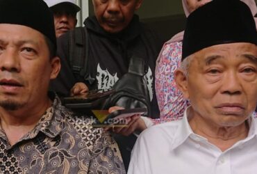 Kiai Asep bersama ketua tim pemenangan Mubarok, Suwandy Firdaus.(blok-a.com/Syahrul Wijaya)