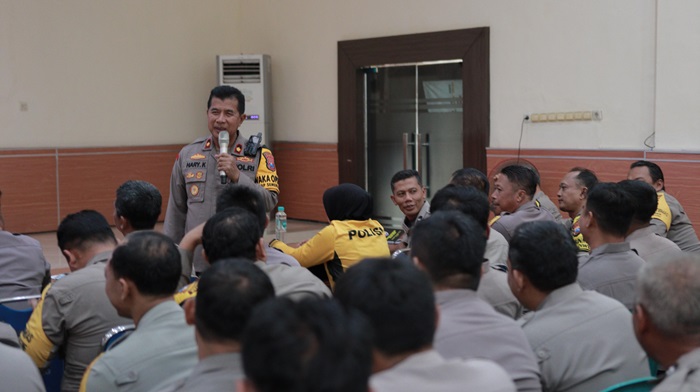 Wakapolres Jombang memberikan pengarahan kepada seluruh anggota Bhabinkamtibmas di Graha Bhakti Bhayangkara.(dokumen Polres)