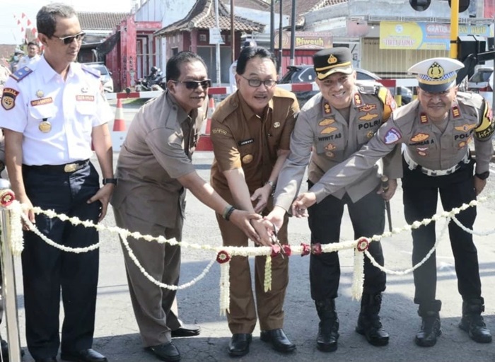 Ketua DPRD Kabupaten Blitar, Supriadi bersama Pjs Bupati Blitar Jumadi, Kapolres Blitar, Kasat Lantas Polres Blitar, Kepala Dishub Kabupaten Blitar meresmikan palang pintu pelintasan sebidang kereta api di JPL 168 A di Desa Pasirharjo Kecamatan Talun. (blok-a.com/Fajar)