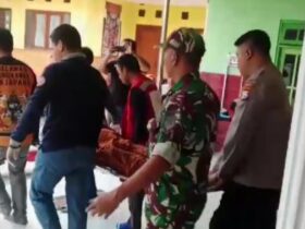 Evakuasi jenazah korban yang meninggal mendadak di masjid.(dok. relawan)