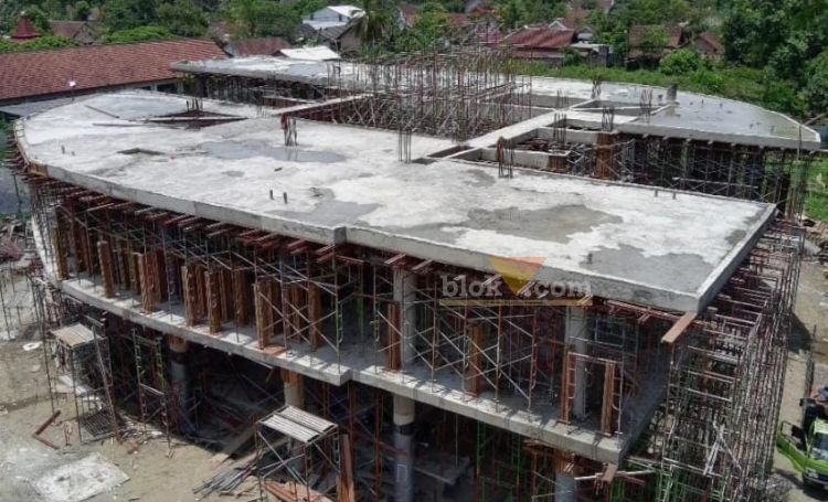 Pembangunan Gedung Perpustakaan Daerah Kabupaten Blitar yang terletak di Desa Jatilengger, Kecamatan Ponggok, dihentikan pelaksanaanya. (blok-a.com/Fajar)