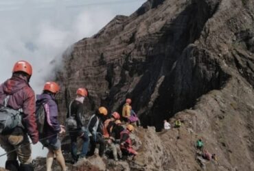 Aktivitas pendaki di lereng Gunung Raung. (Instagram/@raungcamp)