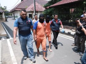 Kedua tersangka digelandang polisi di Mapolres Jombang.(blok-a.com/Syahrul Wijaya)