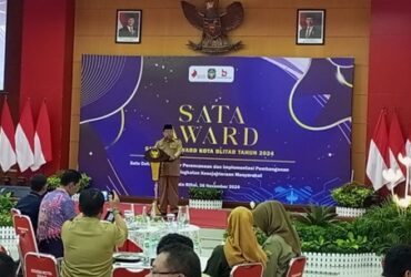 Wali Kota Blitar Santoso memberikan penghargaan Satu Data (SATA) Award 2024 kepada OPD dan kelurahan di Kota Blitar. (blok-a.com/bang)