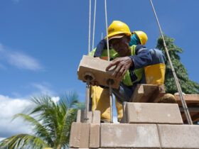 Proses pemasangan Precise Interlock Brick dalam pembangunan hunian tapak rumah lingkungan tipe 36 di kawasan Ibu Kota Nusantara (IKN).