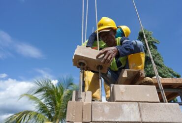 Proses pemasangan Precise Interlock Brick dalam pembangunan hunian tapak rumah lingkungan tipe 36 di kawasan Ibu Kota Nusantara (IKN).