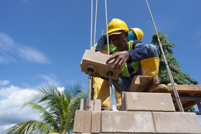 Proses pemasangan Precise Interlock Brick dalam pembangunan hunian tapak rumah lingkungan tipe 36 di kawasan Ibu Kota Nusantara (IKN).