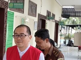 Terdakwa Michael Sasmita usai melaksanakan persidangan di PN Gresik. (blok-a.com/ivan)