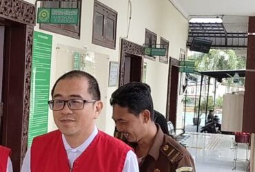 Terdakwa Michael Sasmita usai melaksanakan persidangan di PN Gresik. (blok-a.com/ivan)