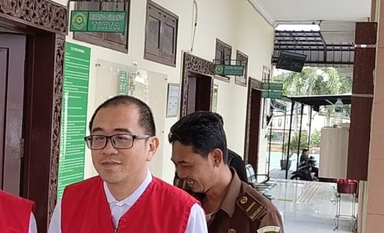 Terdakwa Michael Sasmita usai melaksanakan persidangan di PN Gresik. (blok-a.com/ivan)