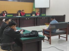 Kades Randuharjo Edo Yudha Arista menjalani sidang perdana di pengadilan negeri Mojokerto.(blok-a.com/Syahrul Wijaya)