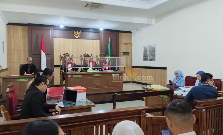 Dr Riawam Tjandra dihadirkan pada sidang gugatan H Zainal Abidin Pemilik SPBU di Golokan Gresik melawan Pertamina Patra Niaga di Gelar di ruang Sari, PN Gresik, Kamis (21/11/2024). (blok-a.com/ivan)