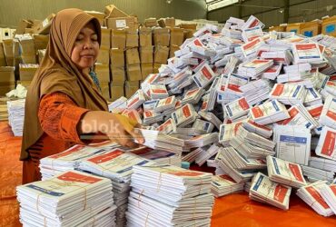 Petugas sortir surat suara di Gudang Logistik Pemilu, Gudang Bulog, Pakisaji, Kabupaten Malang.(blok-a.com/Putu Ayu Pratama S)