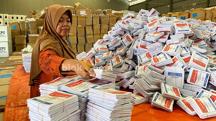 Petugas sortir surat suara di Gudang Logistik Pemilu, Gudang Bulog, Pakisaji, Kabupaten Malang.(blok-a.com/Putu Ayu Pratama S)
