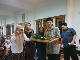 Ketua Tim pemenangan Mubarok, Suwandy Firdaus memberikan potongan tumpeng kepada perwakilan Korcam.(blok-a.com/Syahrul Wijaya)