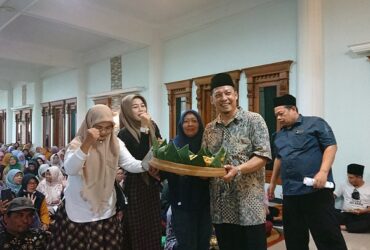 Ketua Tim pemenangan Mubarok, Suwandy Firdaus memberikan potongan tumpeng kepada perwakilan Korcam.(blok-a.com/Syahrul Wijaya)