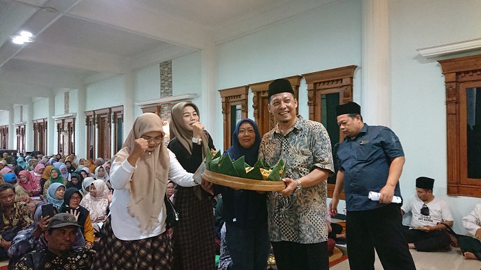 Ketua Tim pemenangan Mubarok, Suwandy Firdaus memberikan potongan tumpeng kepada perwakilan Korcam.(blok-a.com/Syahrul Wijaya)