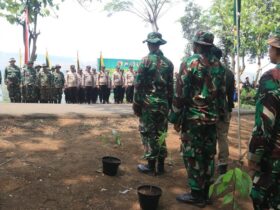 Kegiatan tanam pohon produktif di Dusun Kulubanyu, Desa Tawangrejo, Kecamatan Jatirejo, Kamis (14/11/2024) pagi.(dokumen Kominfo)