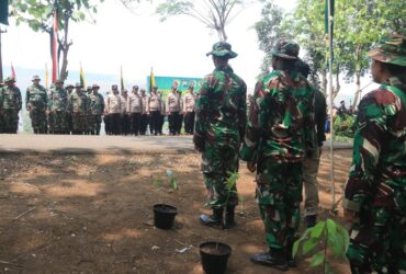 Kegiatan tanam pohon produktif di Dusun Kulubanyu, Desa Tawangrejo, Kecamatan Jatirejo, Kamis (14/11/2024) pagi.(dokumen Kominfo)