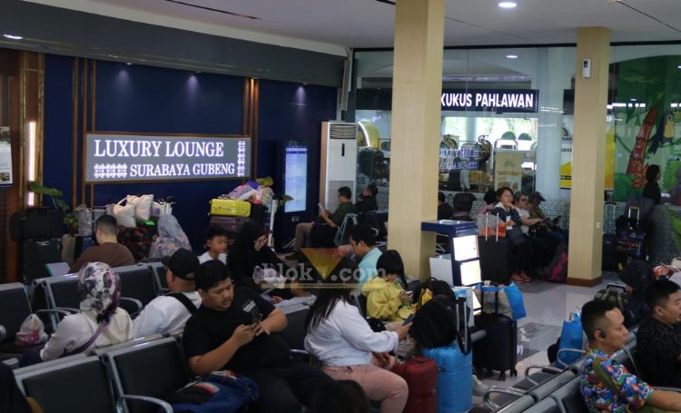 Penumpang kereta api di Stasiun Surabaya Gubeng mulai meningkat jelang libur Nataru. (blok-a.com/Syahrul Wijaya)