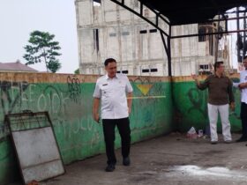 Pj Wali Kota Malang, Iwan Kurniawan saat meninjau salah satu TPS di Kota Malang.(blok-a.com/Yogga Ardiawan)