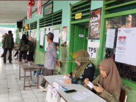 TPS 07 dan TPS 04 Kelurahan Tlogopojok, Kecamatan/Kabupaten Gresik, yang lokasinya bersebelahan.(blok-a.com/ivan)