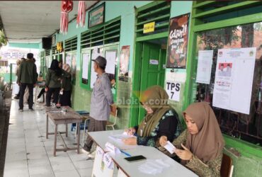 TPS 07 dan TPS 04 Kelurahan Tlogopojok, Kecamatan/Kabupaten Gresik, yang lokasinya bersebelahan.(blok-a.com/ivan)