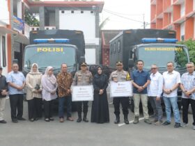 Bupati Mojokerto Ikfina Fahmawati menyerahkan truk pengangkut pasukan kepada Polres dan Polresta.(blok-a.com/Syahrul Wijaya)