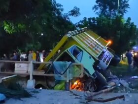Kondisi truk yang menabrak pengendara motor dan nyemplung ke sungai.(blok-a.com/Syahrul Wijaya)
