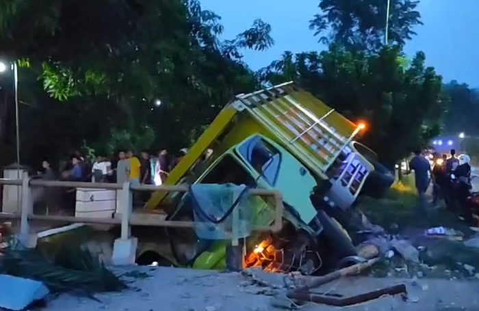 Kondisi truk yang menabrak pengendara motor dan nyemplung ke sungai.(blok-a.com/Syahrul Wijaya)