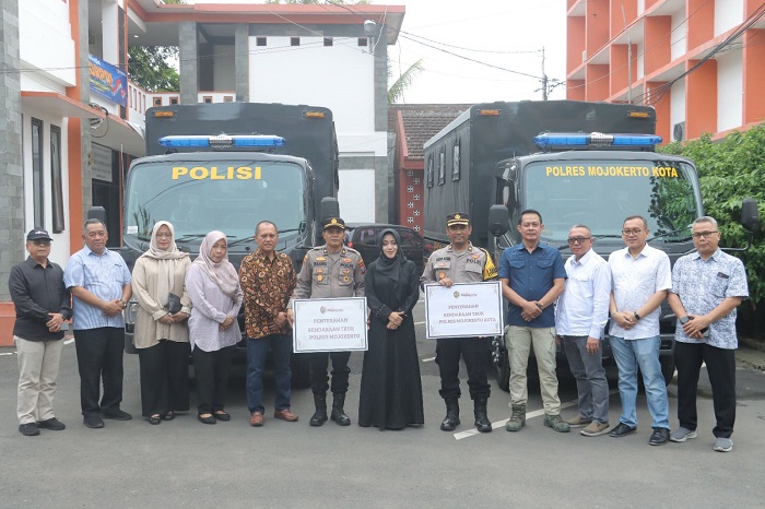Bupati Mojokerto Ikfina Fahmawati menyerahkan truk pengangkut pasukan kepada Polres dan Polresta.(blok-a.com/Syahrul Wijaya)