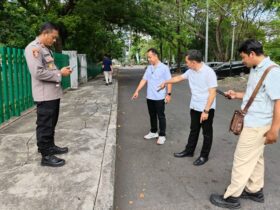 Kapolsek Gresik Kota Iptu Suharto, Kanit PPA Satreskrim Polres Gresik Ipda Hepy beserta pihak Avp Depkan PT Petrokimia Gresik saat pengecekan di lokasi tempat perundungan.