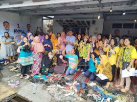 Wahyu Hidayat bersama masyarakat Bakalan Krajan, Kecamatan Sukun, Kota Malang. (blok-a.com/Yogga Ardiawan)