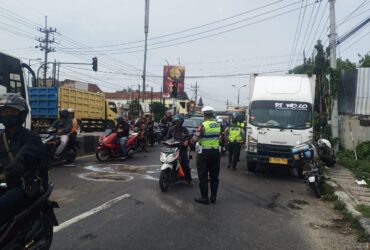 Teks: Petugas kepolisian sedang melakukan olah TKP.(dokumen Polres)