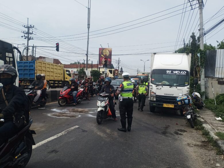 Teks: Petugas kepolisian sedang melakukan olah TKP.(dokumen Polres)