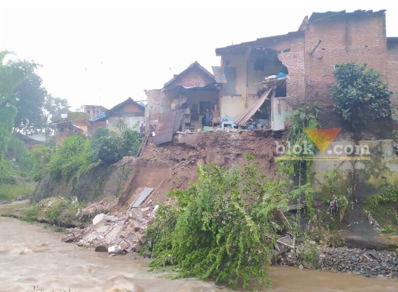 Malang Dilanda Longsor, Rumah Warga Hancur!