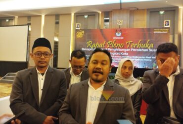 Ketua KPU bersama Komisioner KPU Kota Malang (blok-a.com / Yogga Ardiawan)