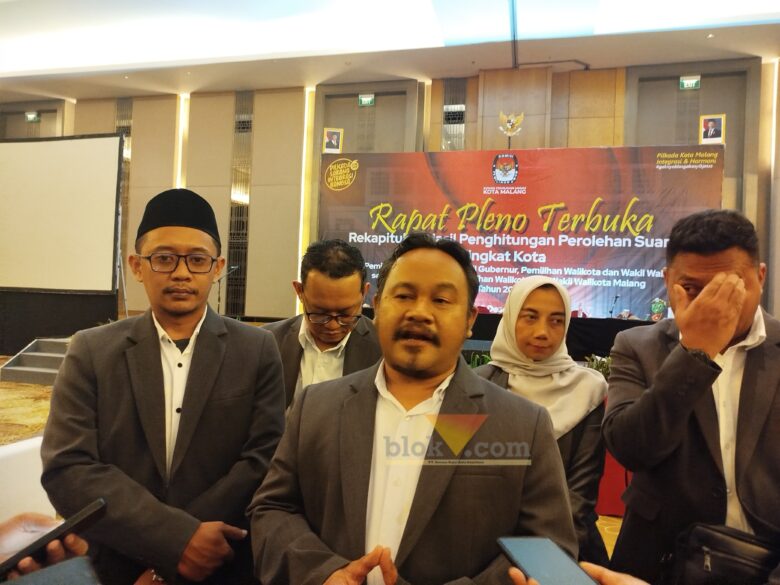 Ketua KPU bersama Komisioner KPU Kota Malang (blok-a.com / Yogga Ardiawan)