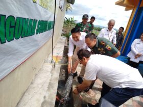 Kepala DPUPRPKP Kota Malang, bersama Dandim 0833 dan Wali Kota Malang terpilih menikmati jernihnya air secara bergantian (blok-a.com / Yogga Ardiawan)